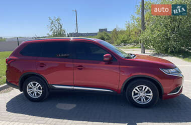 Позашляховик / Кросовер Mitsubishi Outlander 2016 в 
