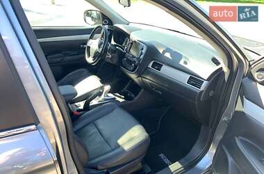 Внедорожник / Кроссовер Mitsubishi Outlander 2014 в 