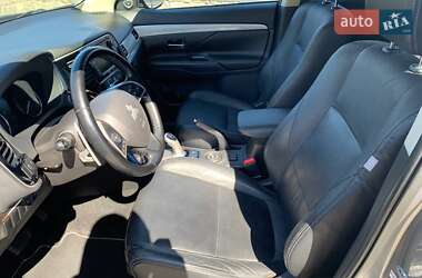 Внедорожник / Кроссовер Mitsubishi Outlander 2014 в 