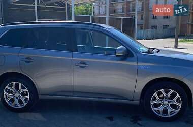 Внедорожник / Кроссовер Mitsubishi Outlander 2014 в 