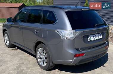 Внедорожник / Кроссовер Mitsubishi Outlander 2014 в 
