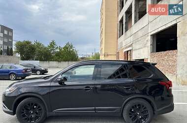 Позашляховик / Кросовер Mitsubishi Outlander 2018 в 