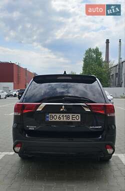 Позашляховик / Кросовер Mitsubishi Outlander 2018 в 