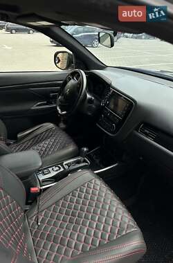 Позашляховик / Кросовер Mitsubishi Outlander 2018 в 