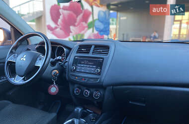 Позашляховик / Кросовер Mitsubishi Outlander 2016 в 