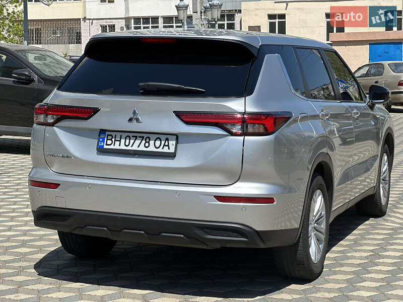 Внедорожник / Кроссовер Mitsubishi Outlander 2021 в Черноморске