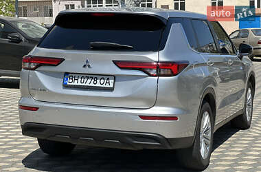 Позашляховик / Кросовер Mitsubishi Outlander 2021 в 
