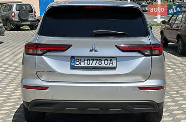 Позашляховик / Кросовер Mitsubishi Outlander 2021 в 