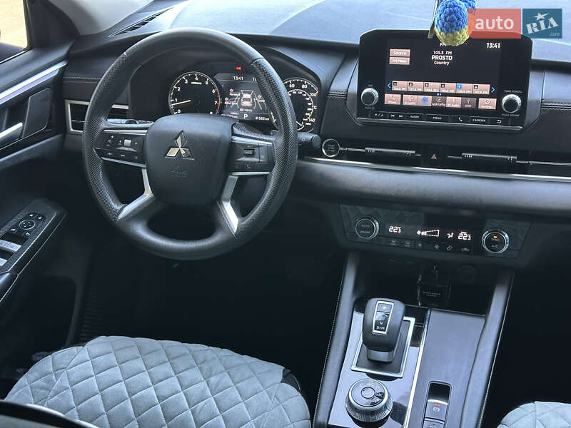 Внедорожник / Кроссовер Mitsubishi Outlander 2021 в Черноморске