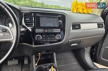 Внедорожник / Кроссовер Mitsubishi Outlander 2013 в 