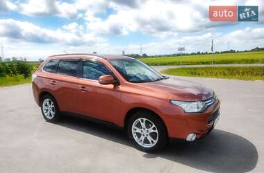 Позашляховик / Кросовер Mitsubishi Outlander 2013 в 