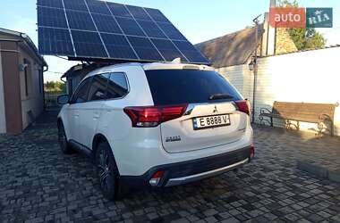 Внедорожник / Кроссовер Mitsubishi Outlander 2018 в 