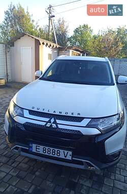 Внедорожник / Кроссовер Mitsubishi Outlander 2018 в 