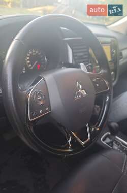 Внедорожник / Кроссовер Mitsubishi Outlander 2015 в 