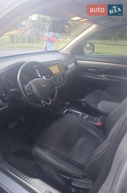 Внедорожник / Кроссовер Mitsubishi Outlander 2015 в 