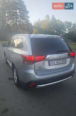 Внедорожник / Кроссовер Mitsubishi Outlander 2015 в 