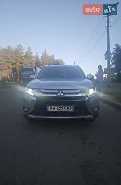 Внедорожник / Кроссовер Mitsubishi Outlander 2015 в 