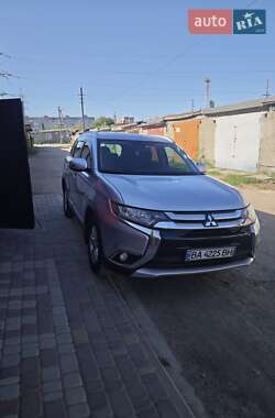 Внедорожник / Кроссовер Mitsubishi Outlander 2015 в 