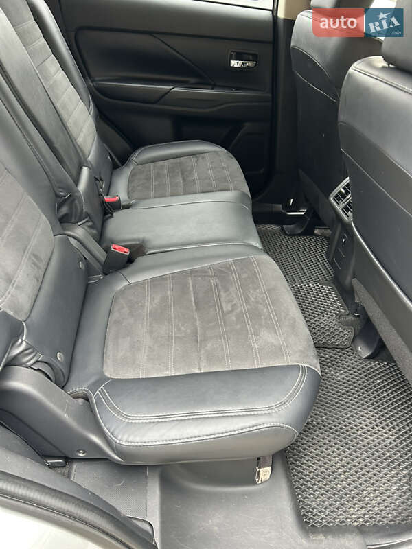 Позашляховик / Кросовер Mitsubishi Outlander 2019 в Южному