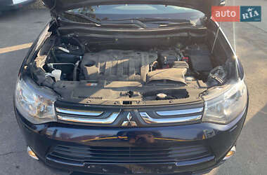 Внедорожник / Кроссовер Mitsubishi Outlander 2013 в 