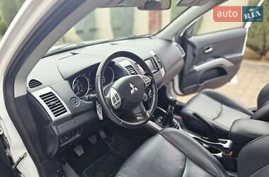 Внедорожник / Кроссовер Mitsubishi Outlander 2011 в 
