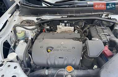 Внедорожник / Кроссовер Mitsubishi Outlander 2010 в 