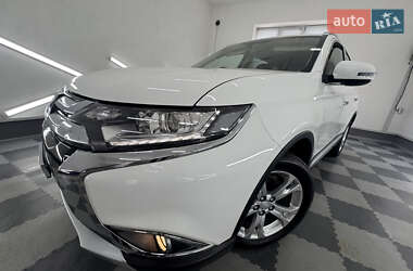 Внедорожник / Кроссовер Mitsubishi Outlander 2017 в 