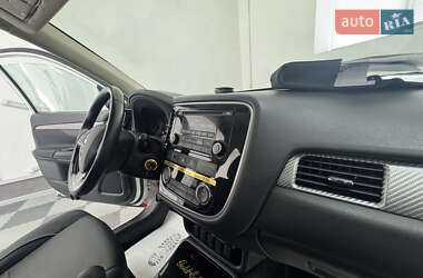 Внедорожник / Кроссовер Mitsubishi Outlander 2017 в 
