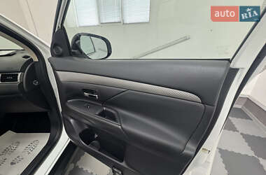 Внедорожник / Кроссовер Mitsubishi Outlander 2017 в 