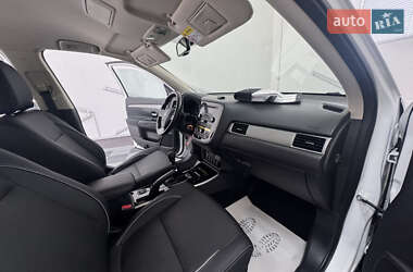 Внедорожник / Кроссовер Mitsubishi Outlander 2017 в 