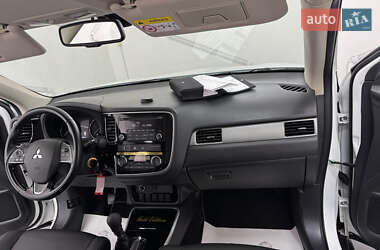 Внедорожник / Кроссовер Mitsubishi Outlander 2017 в 