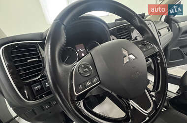 Внедорожник / Кроссовер Mitsubishi Outlander 2017 в 