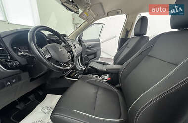 Внедорожник / Кроссовер Mitsubishi Outlander 2017 в 