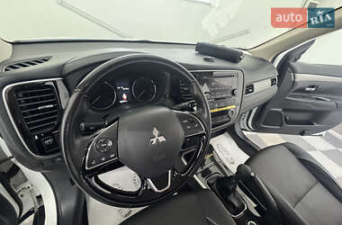 Внедорожник / Кроссовер Mitsubishi Outlander 2017 в 