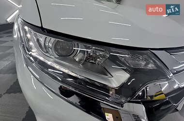 Внедорожник / Кроссовер Mitsubishi Outlander 2017 в 