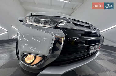 Внедорожник / Кроссовер Mitsubishi Outlander 2017 в 