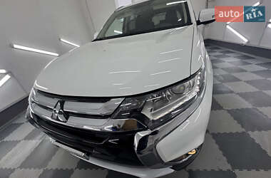 Внедорожник / Кроссовер Mitsubishi Outlander 2017 в 
