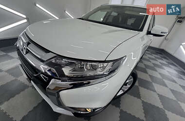 Внедорожник / Кроссовер Mitsubishi Outlander 2017 в 