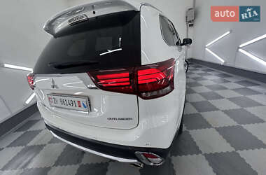 Внедорожник / Кроссовер Mitsubishi Outlander 2017 в 