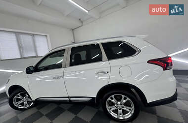 Внедорожник / Кроссовер Mitsubishi Outlander 2017 в 