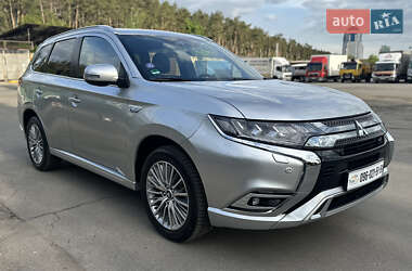 Позашляховик / Кросовер Mitsubishi Outlander 2020 в 