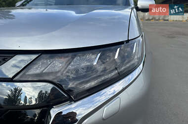 Позашляховик / Кросовер Mitsubishi Outlander 2020 в 