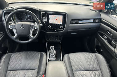 Позашляховик / Кросовер Mitsubishi Outlander 2020 в 
