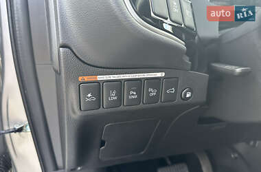 Позашляховик / Кросовер Mitsubishi Outlander 2020 в 