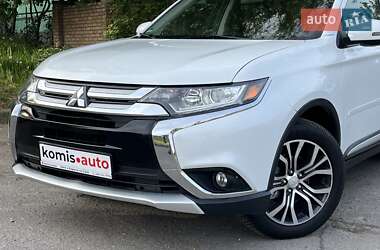 Позашляховик / Кросовер Mitsubishi Outlander 2015 в 