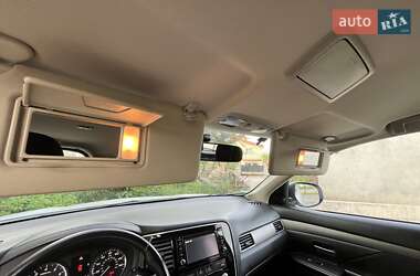 Позашляховик / Кросовер Mitsubishi Outlander 2015 в 