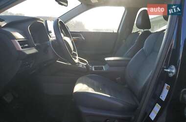Позашляховик / Кросовер Mitsubishi Outlander 2023 в 