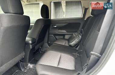 Внедорожник / Кроссовер Mitsubishi Outlander 2013 в 
