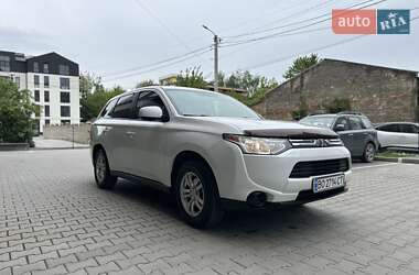 Внедорожник / Кроссовер Mitsubishi Outlander 2013 в 