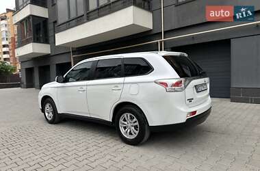 Внедорожник / Кроссовер Mitsubishi Outlander 2013 в 